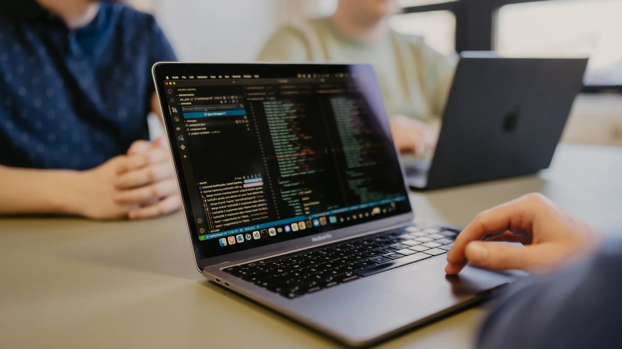 Emble Drupal specialist bespreekt een upgrade-plan voor een Drupal website met een klant